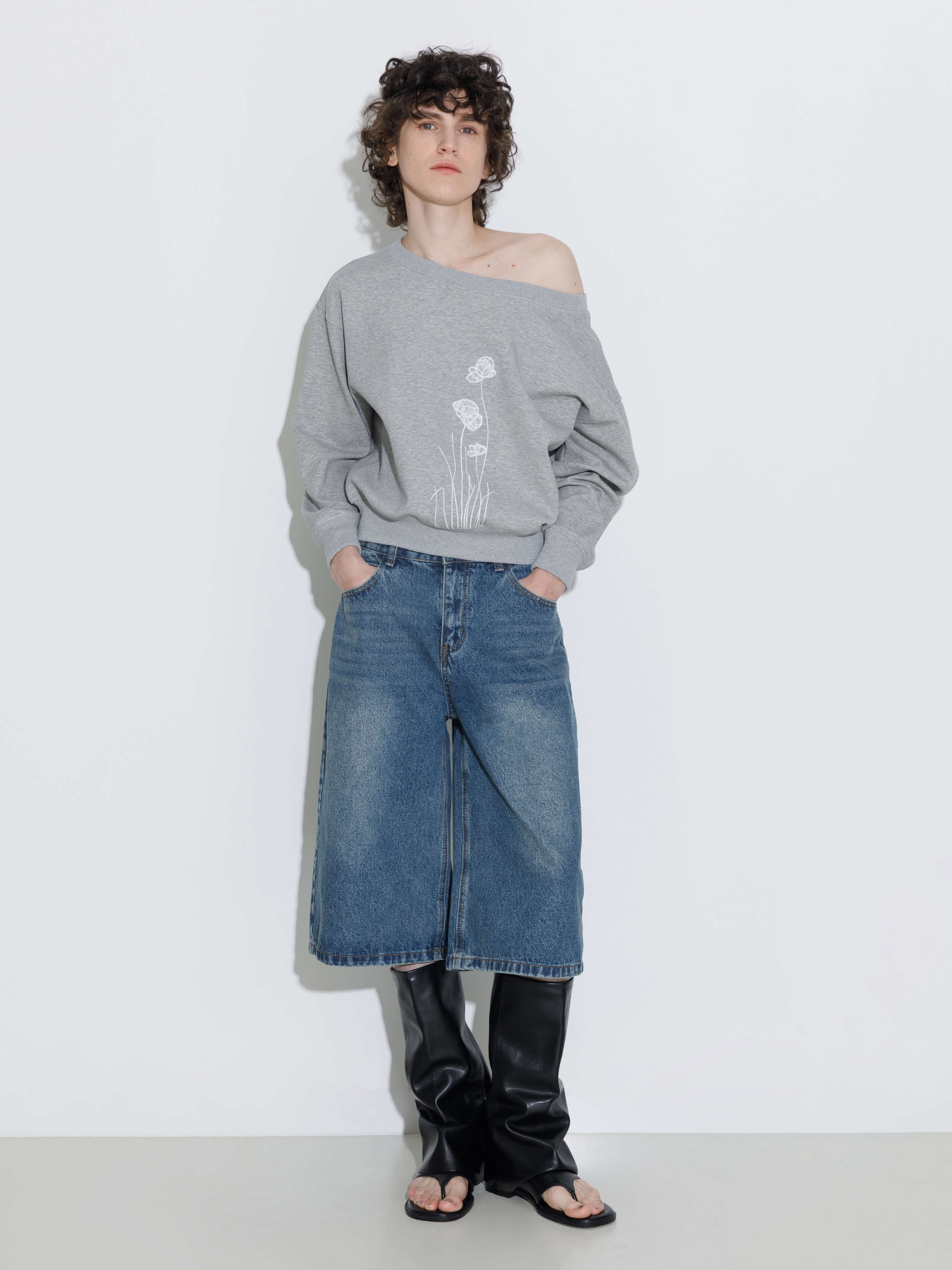 Lace Print Oversized Sweatshirt with Wide Neckline - Image 8